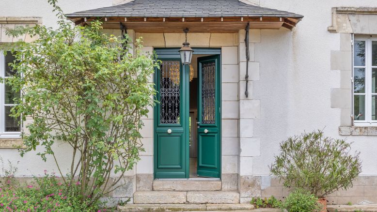 porte d'entrée en bois sur mesure sur une maison traditionnelle